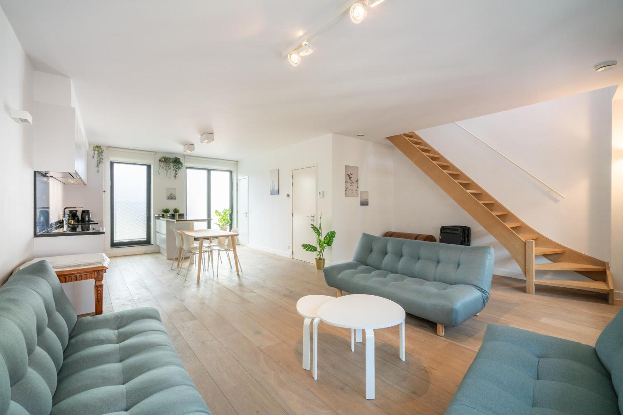 Light House Lodge. In Center Of * Anvers