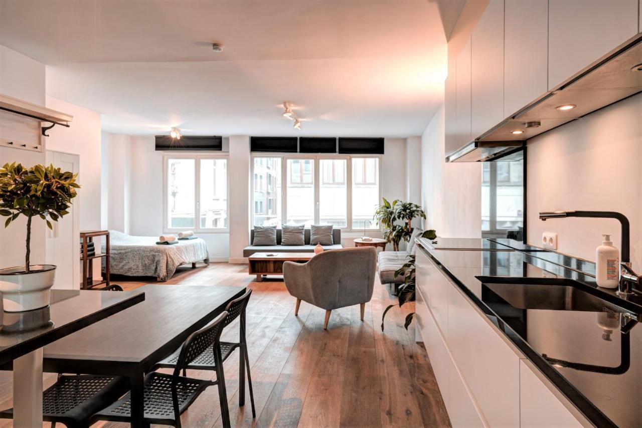 Light House Lodge. In Center Of * Anvers